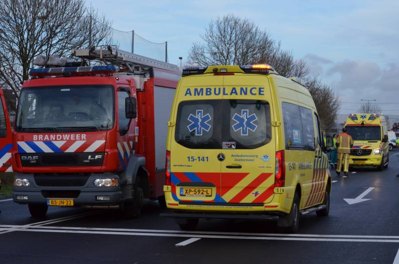Auto raakt te water na aanrijding