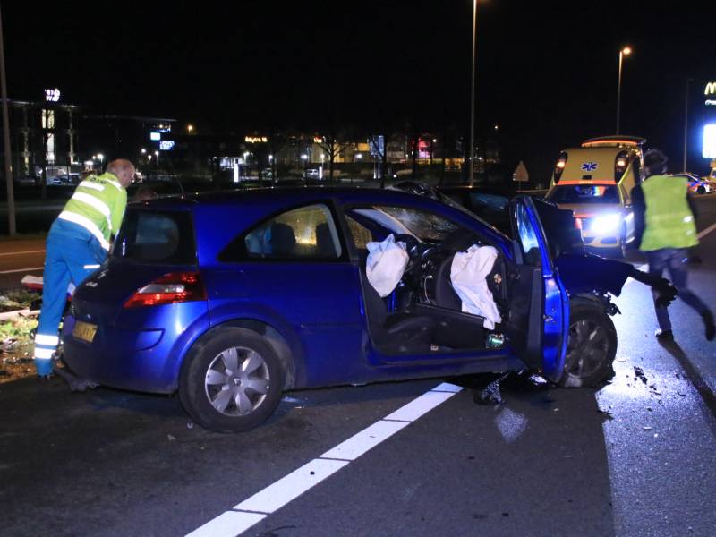 Bestuurder zwaargewond na frontale botsing op rimob