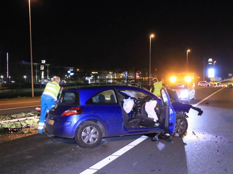 Bestuurder zwaargewond na frontale botsing op rimob