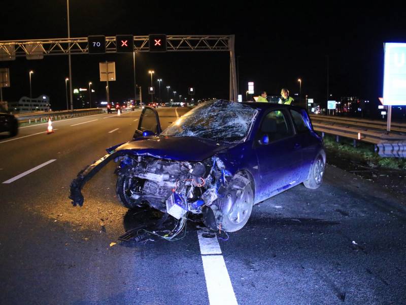 Bestuurder zwaargewond na frontale botsing op rimob