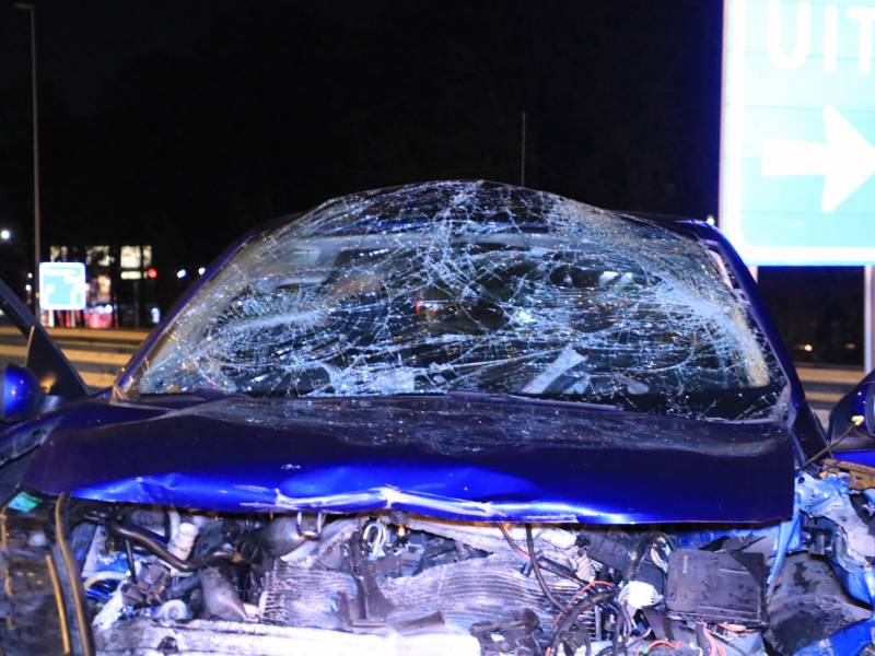 Bestuurder zwaargewond na frontale botsing op rimob