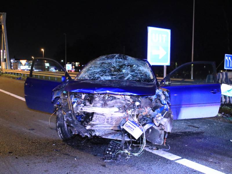 Bestuurder zwaargewond na frontale botsing op rimob