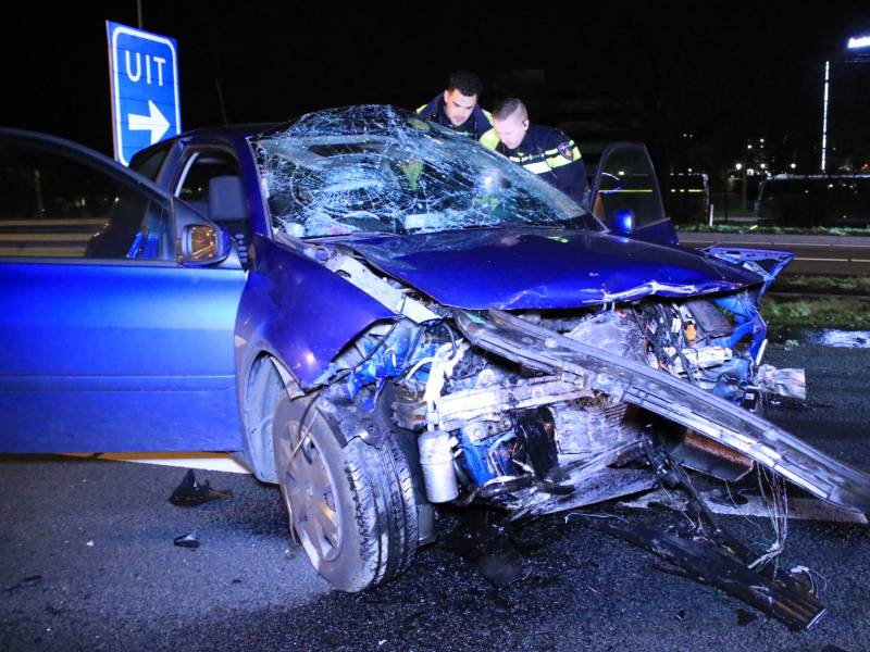 Bestuurder zwaargewond na frontale botsing op rimob