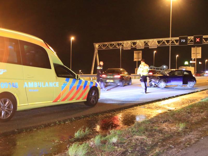 Bestuurder zwaargewond na frontale botsing op rimob