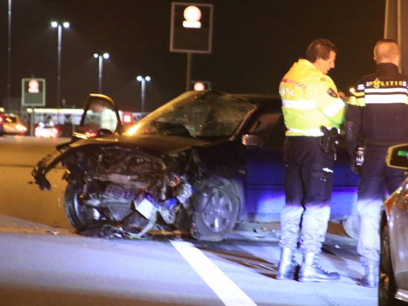 Bestuurder zwaargewond na frontale botsing op rimob