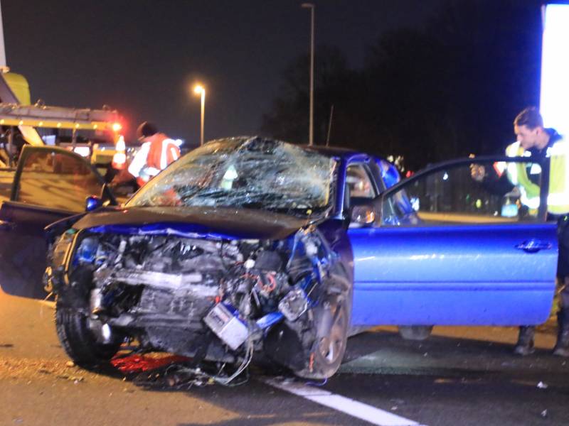 Bestuurder zwaargewond na frontale botsing op rimob