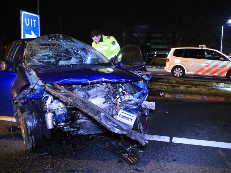 Bestuurder zwaargewond na frontale botsing op rimob