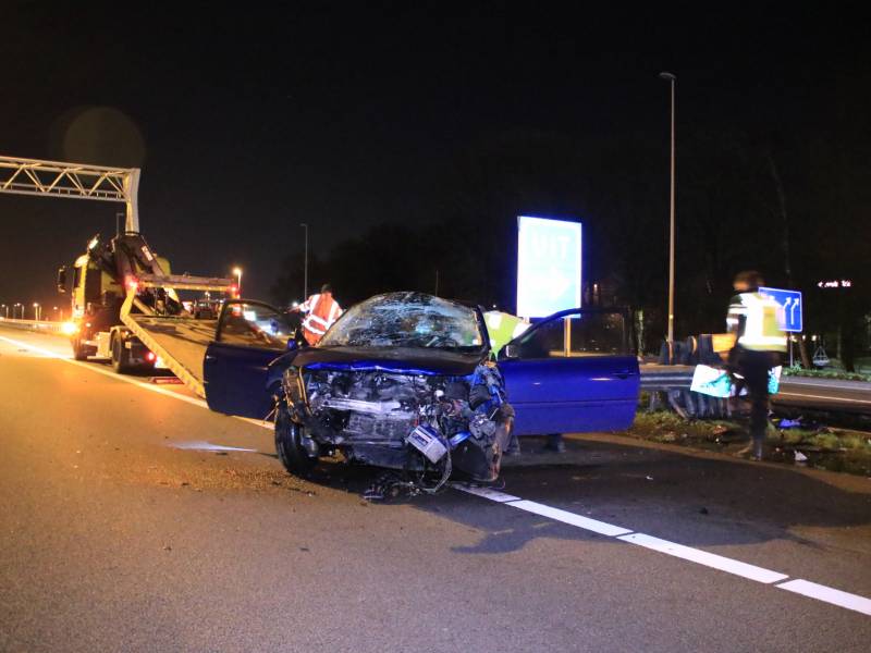 Bestuurder zwaargewond na frontale botsing op rimob