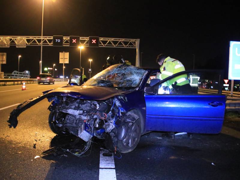 Bestuurder zwaargewond na frontale botsing op rimob