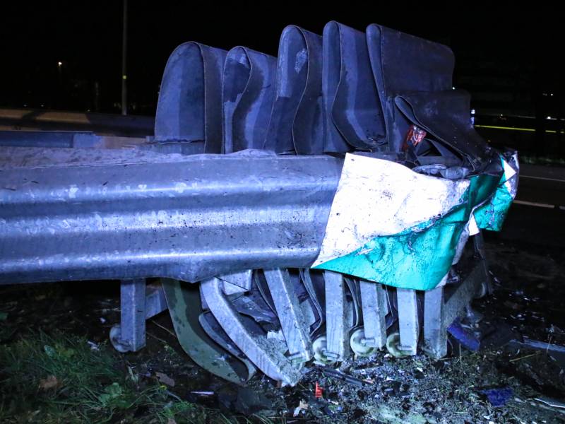 Bestuurder zwaargewond na frontale botsing op rimob