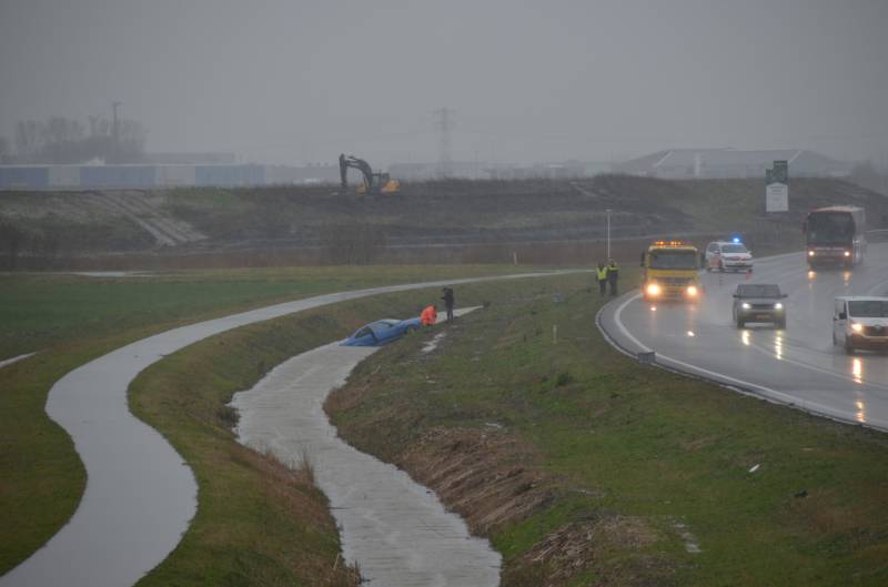 Auto vliegt uit de bocht en belandt in de sloot