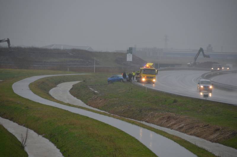 Auto vliegt uit de bocht en belandt in de sloot