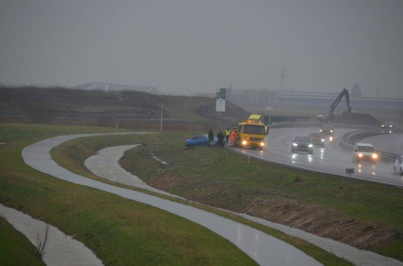 Auto vliegt uit de bocht en belandt in de sloot