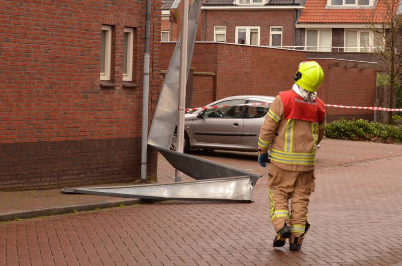Loshangende dakplaten verwijderd