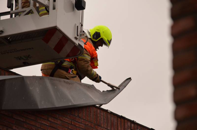 Loshangende dakplaten verwijderd