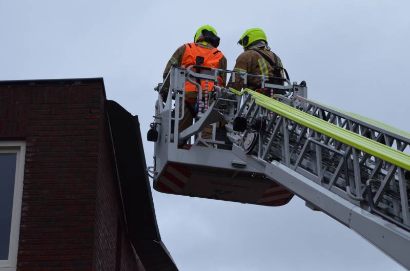 Loshangende dakplaten verwijderd
