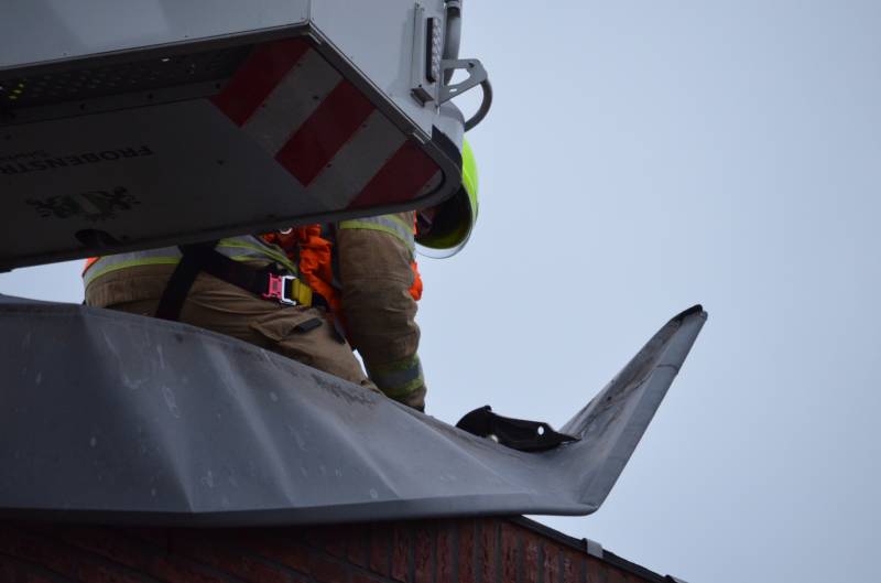 Loshangende dakplaten verwijderd