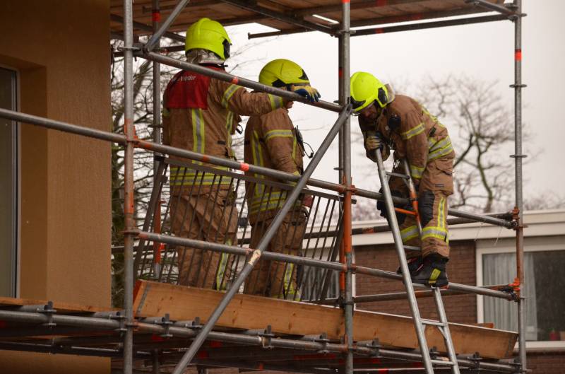 Bouwmateriaal renovatieflat waait weg door harde wind