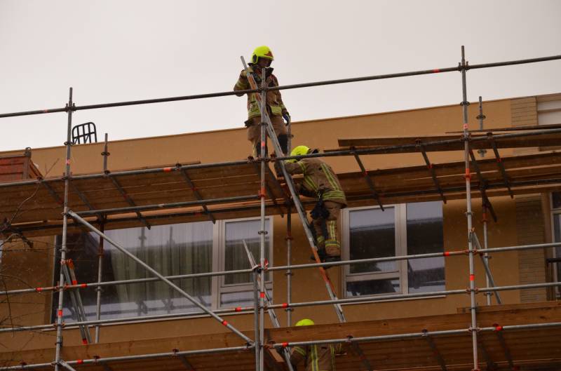 Bouwmateriaal renovatieflat waait weg door harde wind