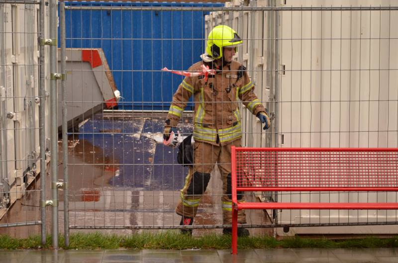 Bouwmateriaal renovatieflat waait weg door harde wind