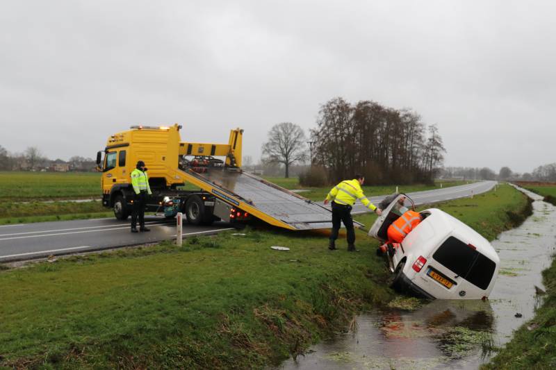 Bestelauto belandt in de sloot