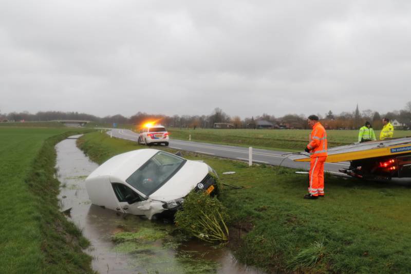 Bestelauto belandt in de sloot