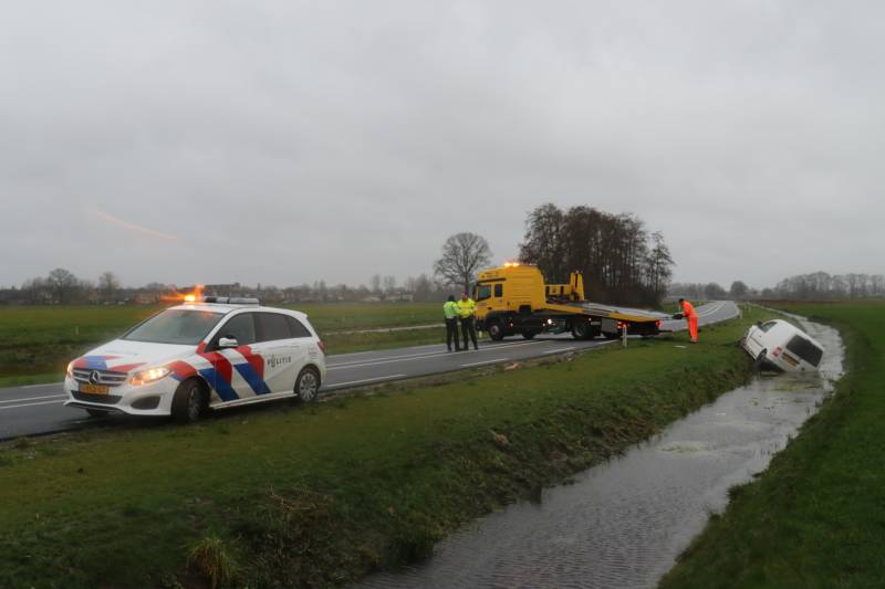 Bestelauto belandt in de sloot