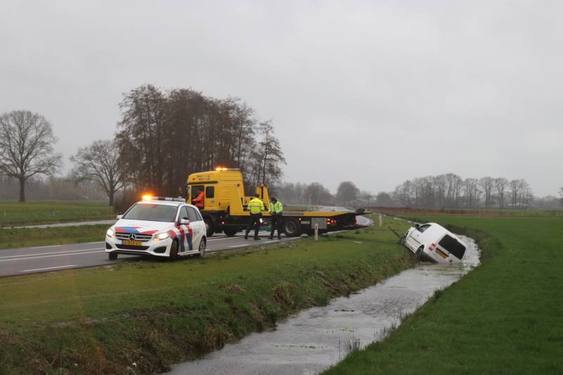 Bestelauto belandt in de sloot