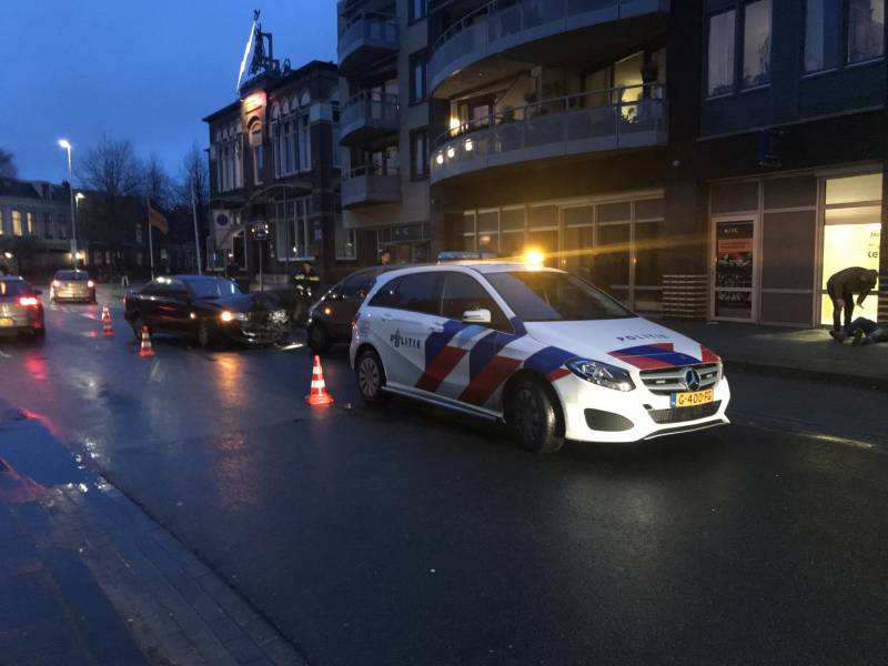 Twee auto's botsen frontaal op elkaar