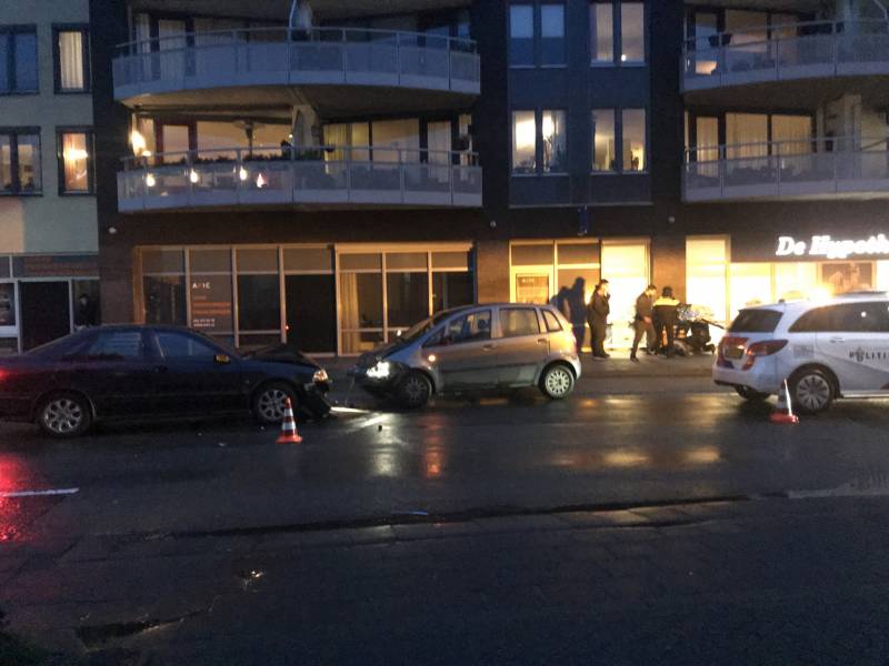 Twee auto's botsen frontaal op elkaar