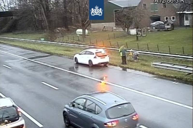 Man rijdt op ns-fiets langs snelweg