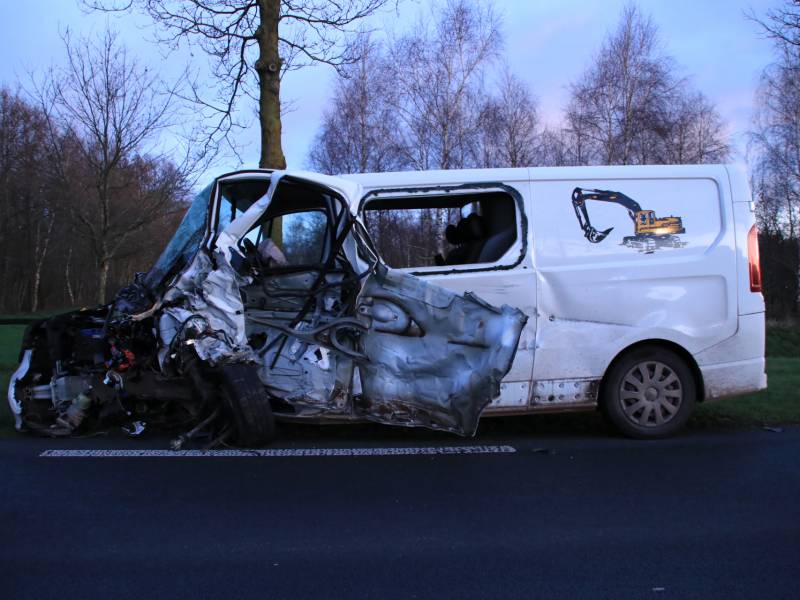 Bestelbus botst frontaal met tractor