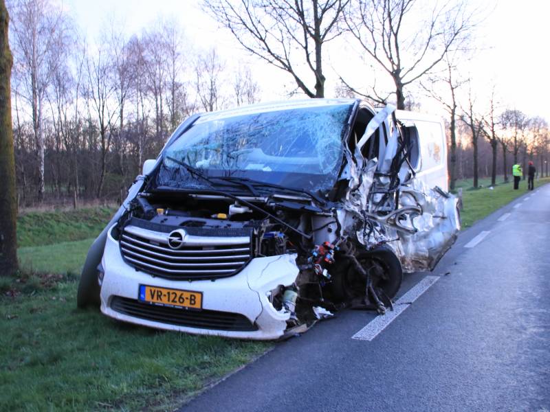 Bestelbus botst frontaal met tractor