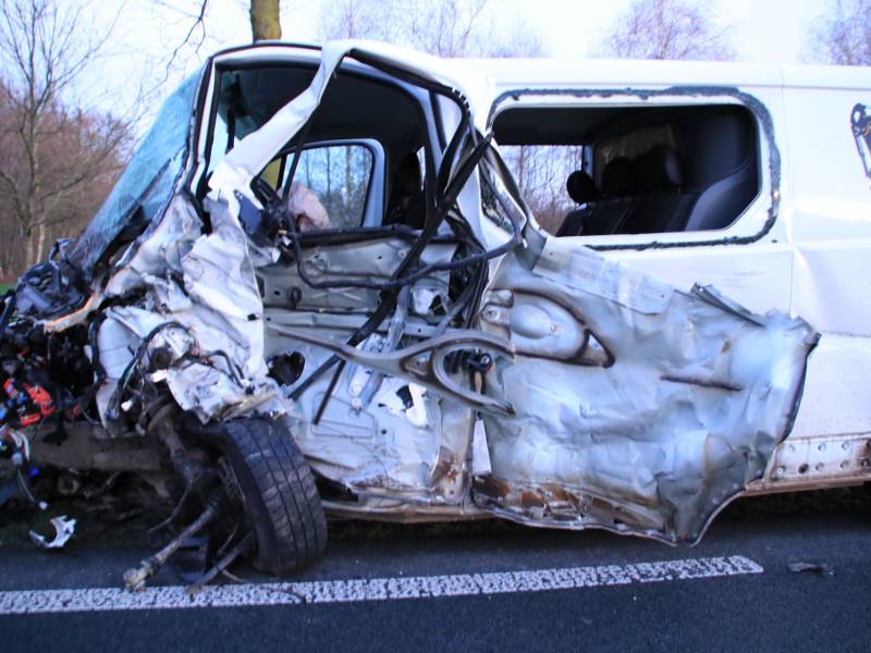 Bestelbus botst frontaal met tractor