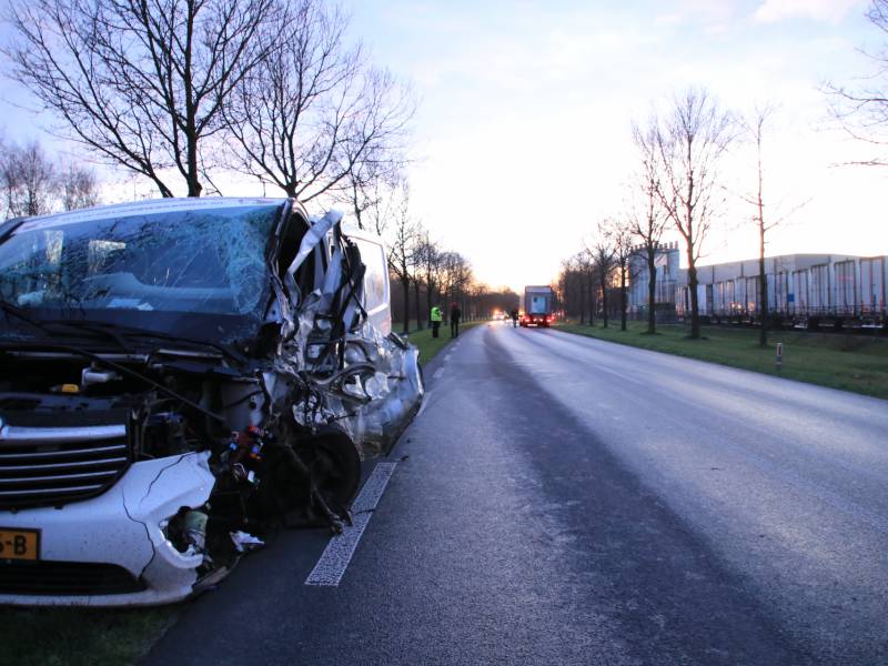 Bestelbus botst frontaal met tractor