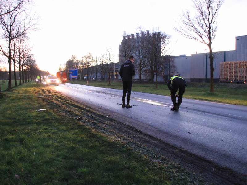 Bestelbus botst frontaal met tractor