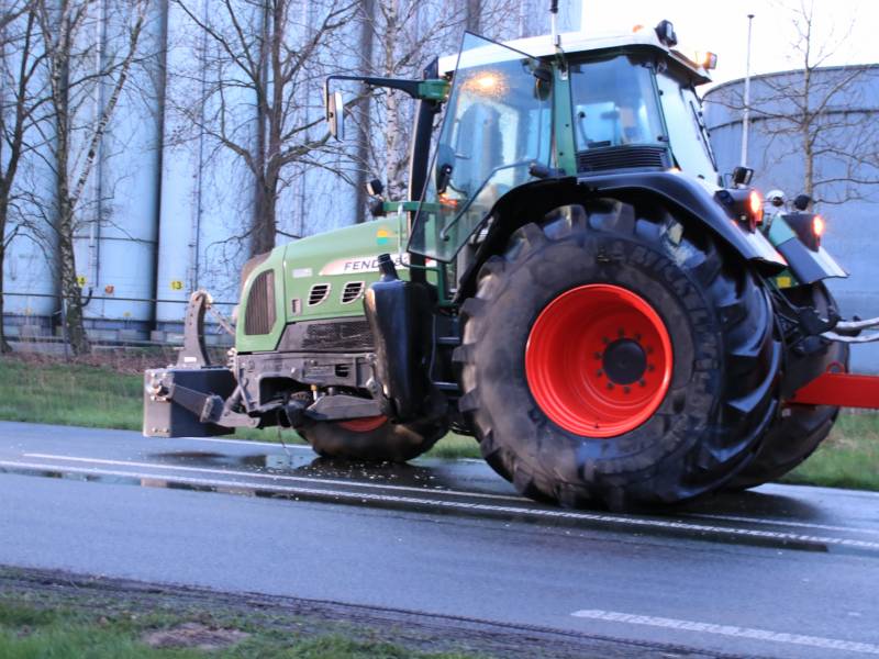Bestelbus botst frontaal met tractor