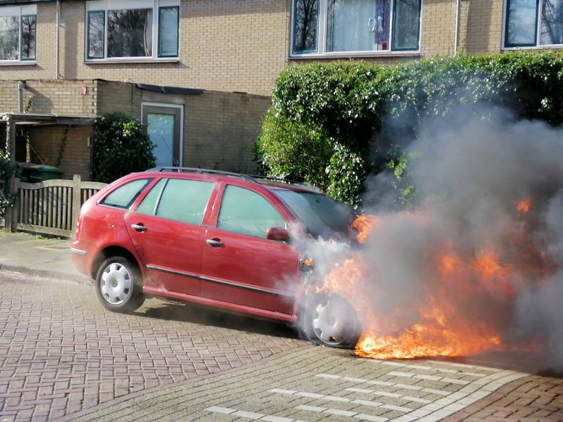 Auto vliegt spontaan in brand