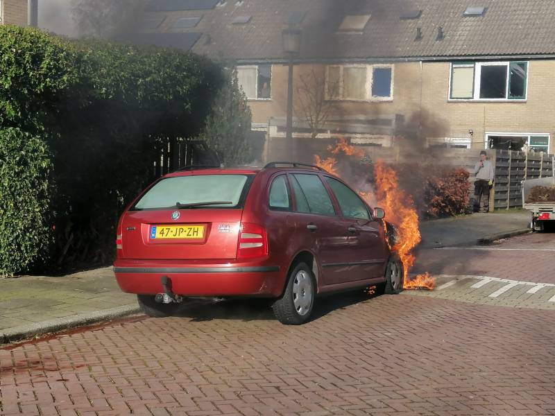 Auto vliegt spontaan in brand