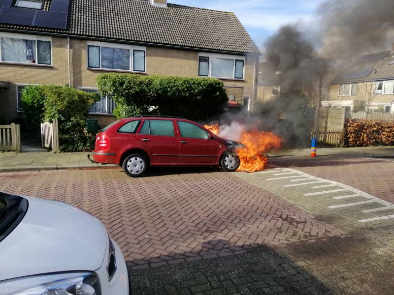 Auto vliegt spontaan in brand