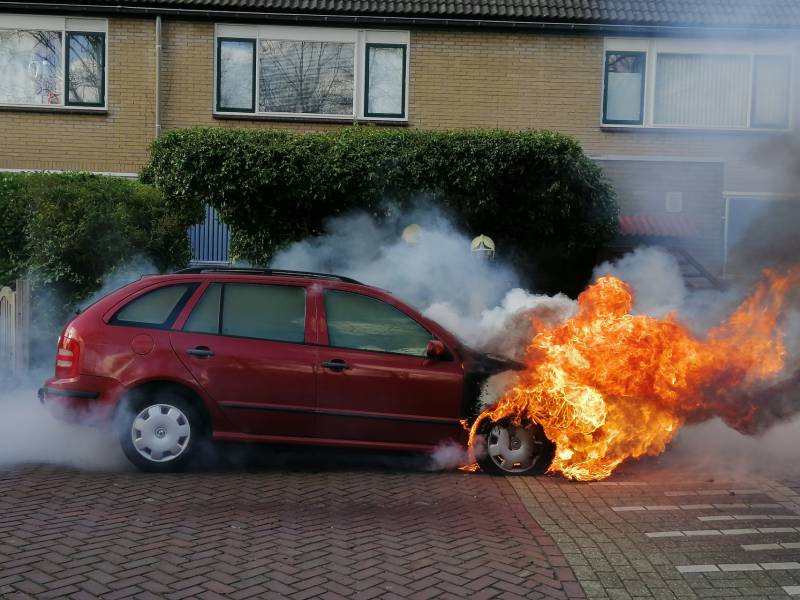 Auto vliegt spontaan in brand