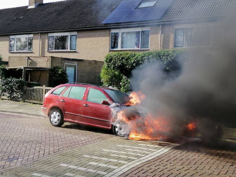 Auto vliegt spontaan in brand