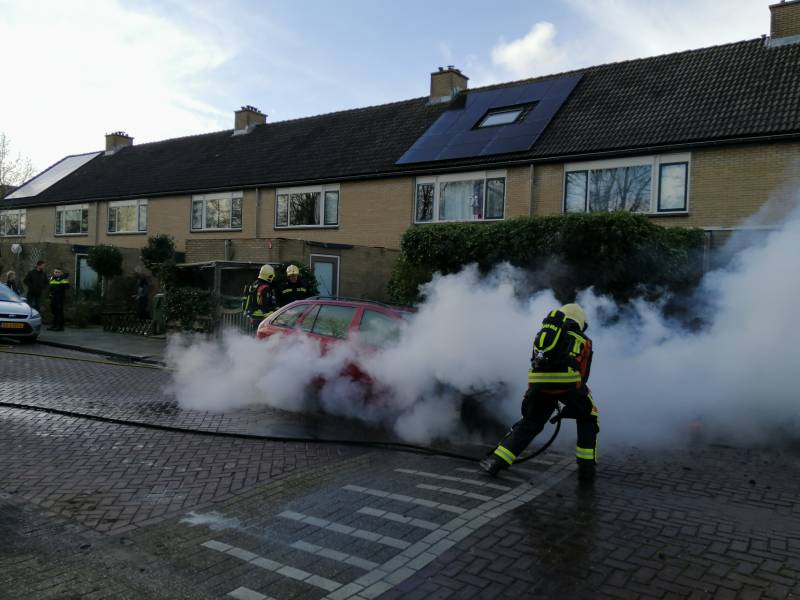 Auto vliegt spontaan in brand