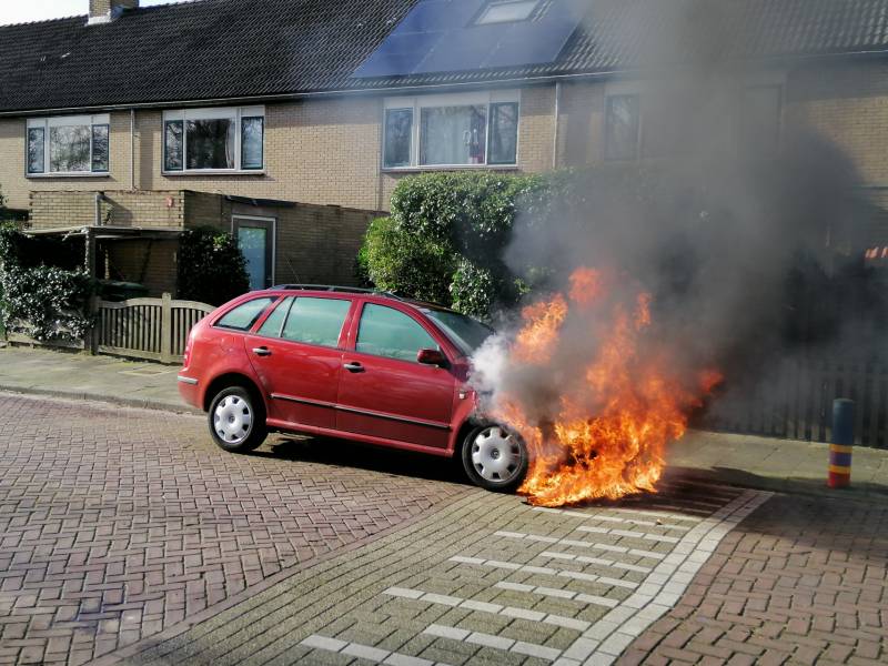 Auto vliegt spontaan in brand