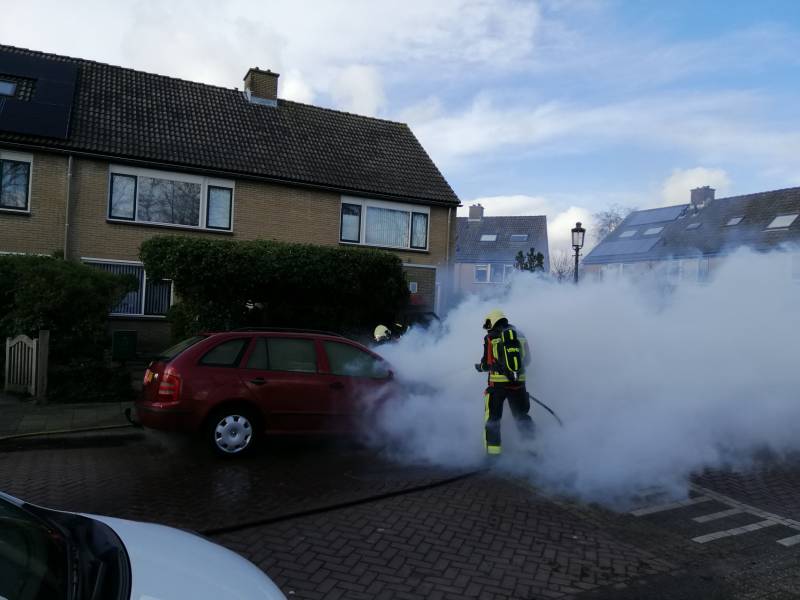 Auto vliegt spontaan in brand