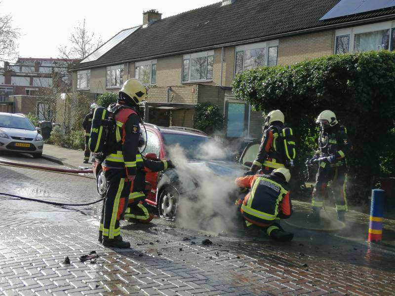 Auto vliegt spontaan in brand