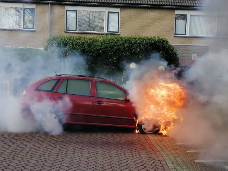 Auto vliegt spontaan in brand
