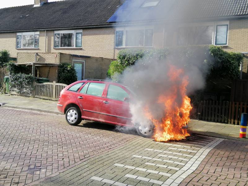 Auto vliegt spontaan in brand