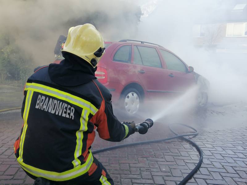 Auto vliegt spontaan in brand