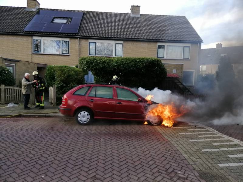 Auto vliegt spontaan in brand